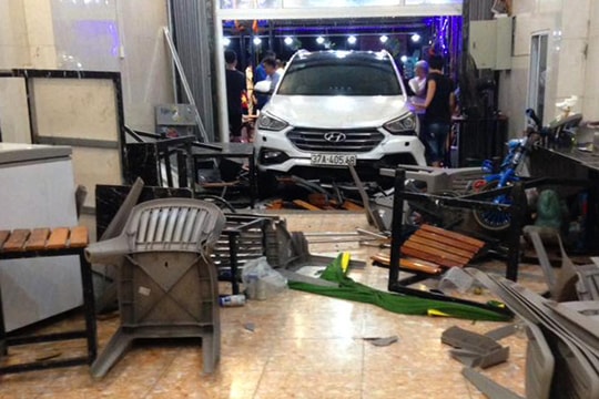 Ôtô biển số Nghệ An lao vào quán nhậu trên QL1A, khiến 9 người ở Hà Tĩnh nhập viện 