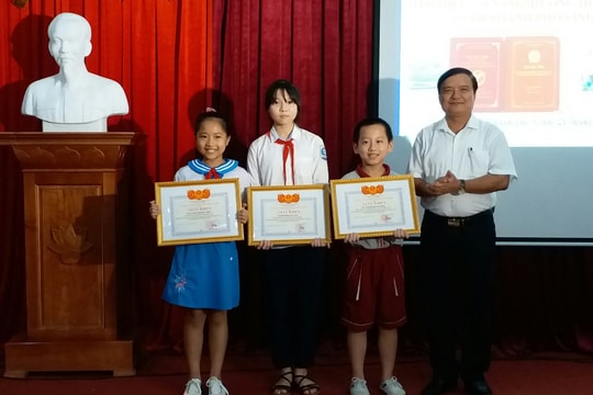 Trao 55 giải cuộc thi viết về Phượng Hoàng Trung Đô Vinh - Thành phố đô thị loại 1