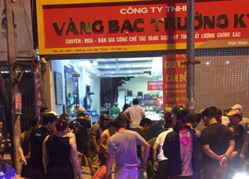 Ba thanh niên xông vào cướp tiệm vàng ở Sơn La