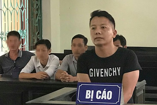 Nhóm thanh niên đánh "liêng" trong quán karaoke