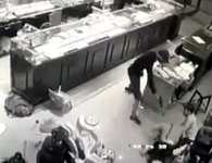 Thót tim xem cảnh chủ tiệm vàng ở Sơn La vật lộn với tên cướp