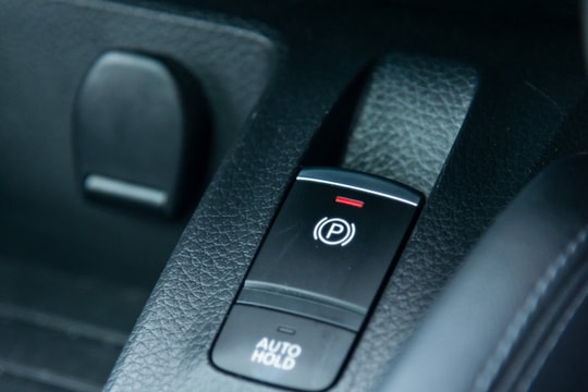 Phanh tay truyền thống dần biến mất trên ô tô đời mới