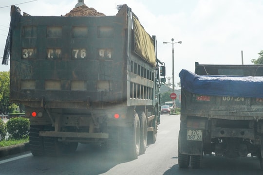 Xe tải cơi nới lộng hành trên Quốc lộ trong tháng ATGT