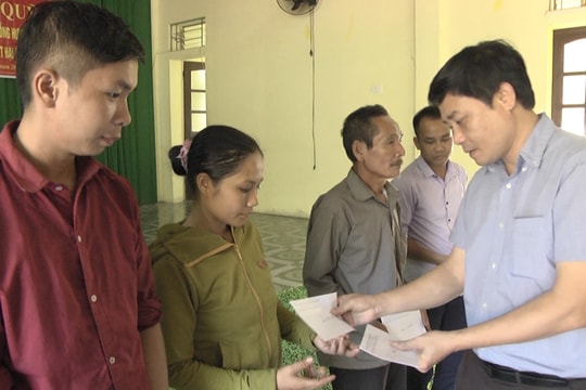 Trao tiền hỗ trợ cho hộ dân bị thiệt hại do lũ lụt ở Quỳ Hợp