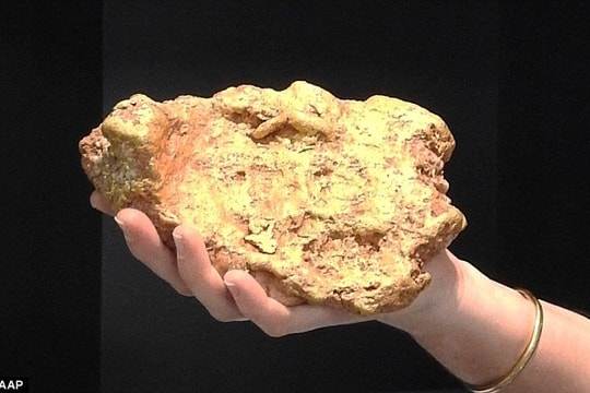 Đào được cục vàng nguyên khối 3kg, bán được 25 tỷ đồng