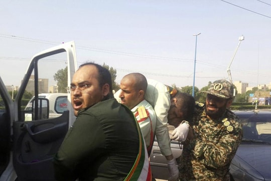 Xả súng tại lễ duyệt binh ở Iran; Anh, EU “xuống nước” về Brexit