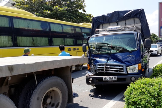 Đầu xe tải bẹp dúm khi tông vào đuôi xe contaitner trên Quốc lộ 1A