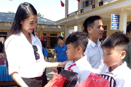 Người đẹp tài năng Hoa hậu Việt Nam tặng quà trung thu cho trẻ em Con Cuông
