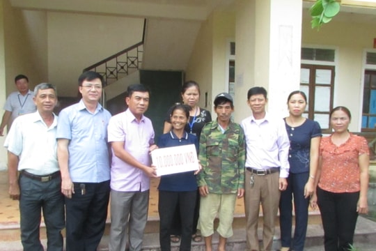 Con Cuông trao tiền hỗ trợ gia đình tự nguyện di dời khỏi vùng sạt lở