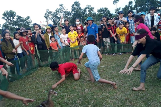 Sôi động trò chơi dân gian vui Tết Trung thu ở quê Nhút