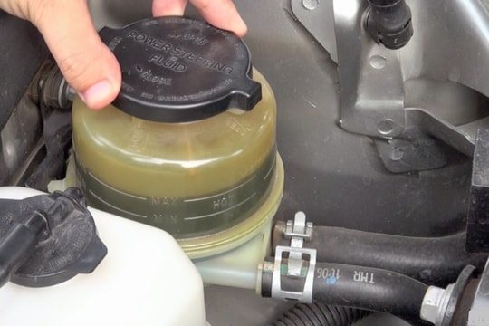 3 nguy cơ khi lười thay dầu phanh ô tô