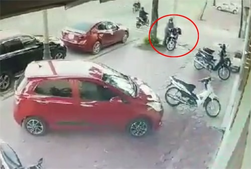 Hai kẻ bịt mặt phá khóa xe SH trước quán cà phê