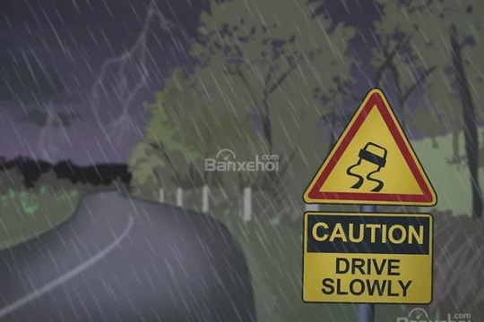 Tổng hợp mẹo lái xe an toàn trong thời tiết mưa giông sấm sét