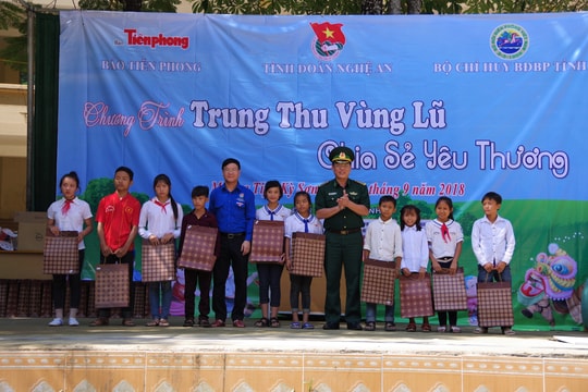Ấm áp Trung thu yêu thương cho trẻ em vùng lũ, vùng khó khăn