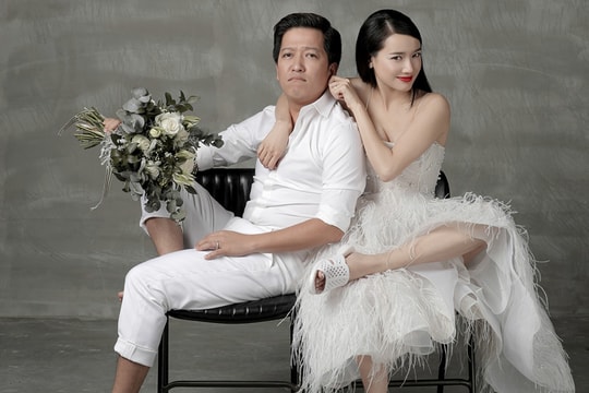 Nhã Phương và Trường Giang tung ảnh cưới hài hước với dép tổ ong