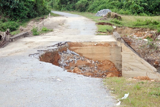 Nguy cơ chia cắt tuyến đường về khu tái định cư Kẻ Tắt - Bá Hạ (Con Cuông)