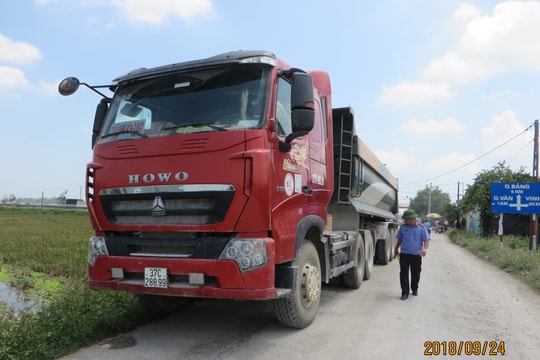 Cụ ông bị xe 'hổ vồ' cán tử vong khi sang đường