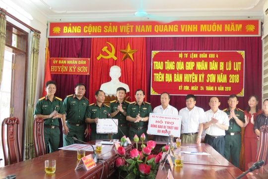 Quân khu 4 tặng 270 triệu đồng cho đồng bào bị thiệt hại do lũ lụt