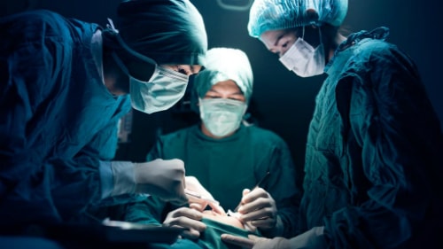 Cụ ông 88 tuổi được thôi miên để phẫu thuật tim