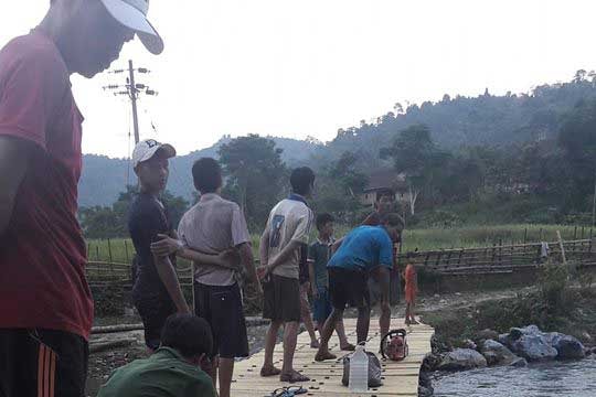 Chung tay làm cầu tạm qua khe Thỉn