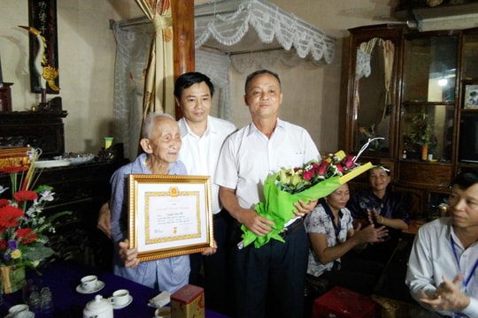 Quỳ Hợp: Trao Huy hiệu 70 tuổi Đảng cho đảng viên lão thành