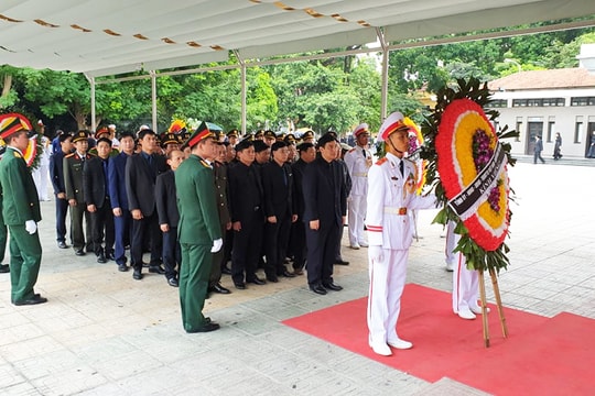 Đoàn đại biểu tỉnh Nghệ An viếng Chủ tịch nước Trần Đại Quang