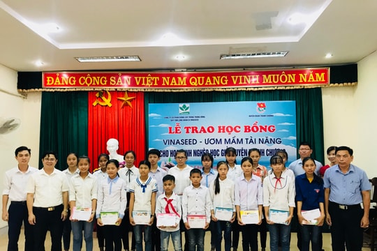 Trao 150 triệu đồng học bổng cho học sinh nghèo vượt khó