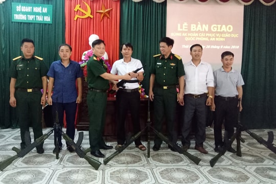 Bàn giao súng AK đã vô hiệu hóa cho Trường THPT tại Thái Hòa
