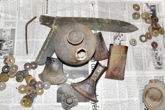 Người đàn ông đi cào hến nhặt được hàng loạt vật dụng nghi là đồ cổ