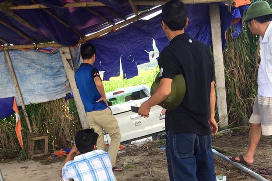 Mất lái, xe bán tải đâm vào quán ven đường