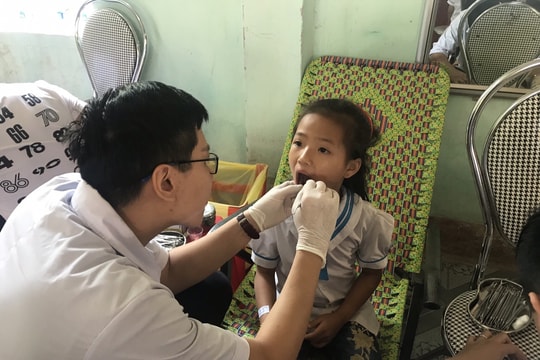 500 học sinh tiểu học được khám nha khoa miễn phí