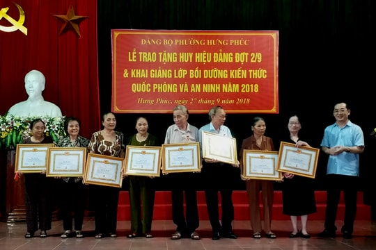 Trao Huy hiệu Đảng cho 34 đảng viên  