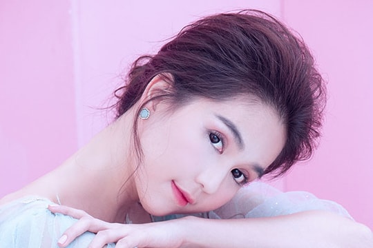 Ngọc Trinh mặc váy xuyên thấu, khoe nhan sắc dịp sinh nhật 29 tuổi