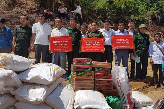 Bộ đội Biên phòng Nghệ An hỗ trợ gạo và nhu yếu phẩm cho người dân Lào bị lũ lụt