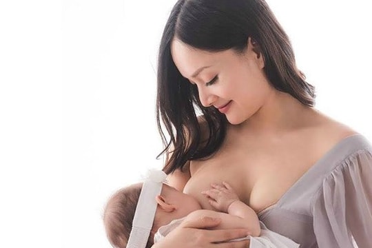 Cuốn hút với ảnh Lan Phương khoe cho con bú