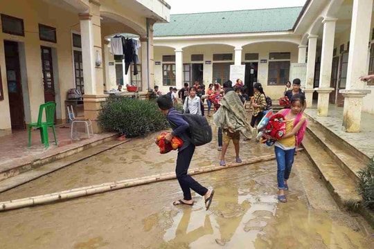 Mưa lớn khiến trường vùng cao Nghệ An bị ngập lần hai