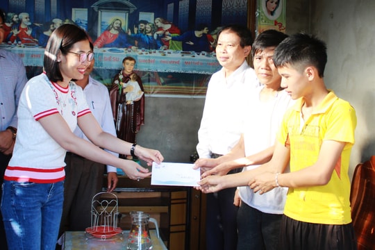 Trao cơ hội đến trường cho cậu học sinh gia cảnh khốn khó