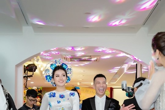 Huyền My tái xuất sàn catwalk, mặc áo dài trăm triệu làm vedette