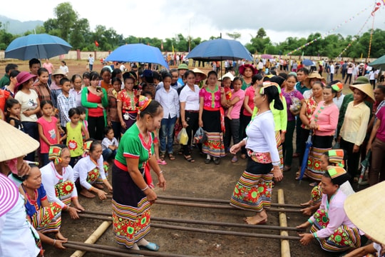 Náo nức khắc luống, múa sạp… trong lễ hội Bươn Xao