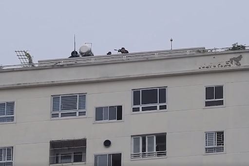 Cả trăm cảnh sát, lính bắn tỉa phong tỏa đường Hồng Bàng, vây bắt người đàn ông cố thủ 