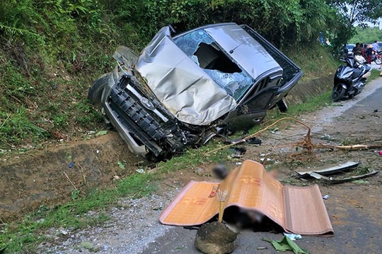 Tài xế tử vong khi lái ôtô bán tải đâm vào vách núi 