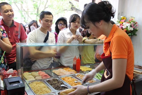 Bán bánh mì không đeo găng tay bị phạt 3 triệu đồng