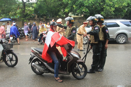 Người đàn ông nghi ôm lựu đạn cố thủ viết status thách thức trên facebook