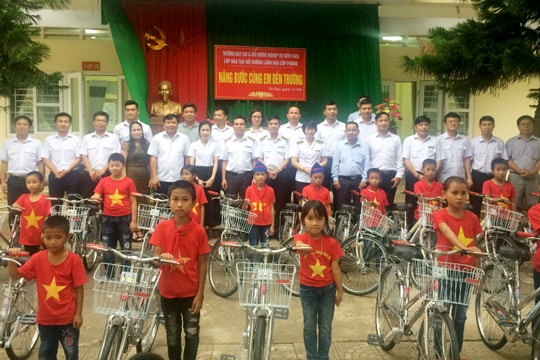 Nhiều hoạt động hỗ trợ học sinh và hộ nghèo ở các địa phương