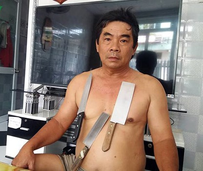 Kỳ lạ: Người đàn ông Việt có khả năng “hút” inox