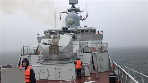 Trải nghiệm hiếm có: Tàu hộ vệ Trần Hưng Đạo đi trong bão lớn