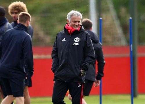 Pogba phớt lờ Mourinho, chỉ bắt tay các trợ lý HLV