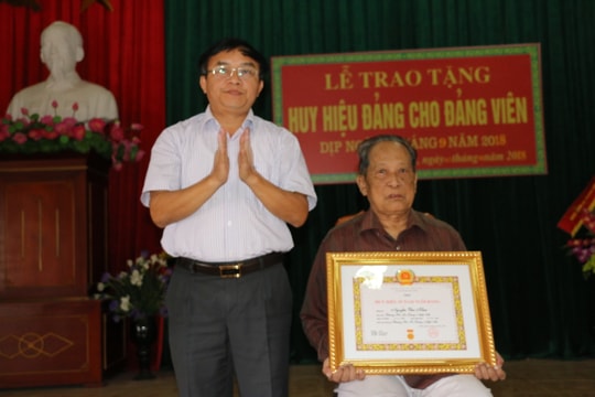 Trao Huy hiệu Đảng ở Đô Lương, Quỳ Hợp, Nghĩa Đàn