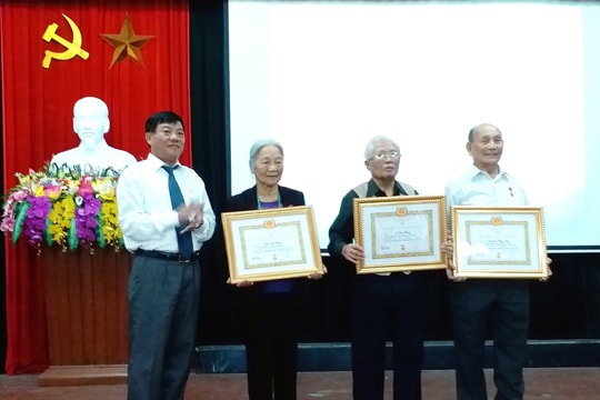 TP Vinh trao Huy hiệu Đảng cho 49 đảng viên