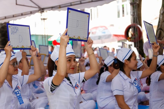 Hơn 100 điều dưỡng viên, kỹ thuật viên tham gia hội thi “Rung chuông vàng“